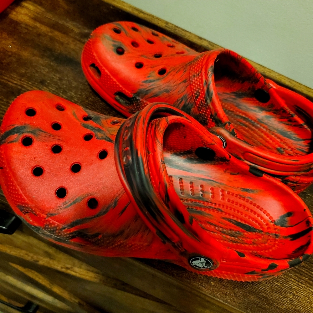 CROCS Classic Marbled Red Black Clogs Size M5/W7